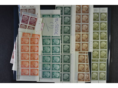 Germany, GFR (BRD). Lot ★★. HEUSS ISSUES, selection of units of the 1956 and 1959 sets as well as some stamps from the 1954 set. extra values for sheet margins and horisontal pairs, actually a note of a ccatalgoue value of EUR 5650 (!) that is not checked. Please inspect.