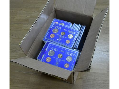 Coins, Sweden. 1 box with 100 coin sets, 1977–2009. 0. Approx. 10 kg.