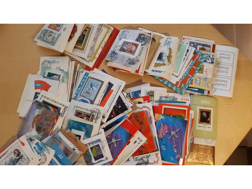 Soviet Union. Accumulation mostly used souvenir sheets 1970s–80s in small box (Hundreds)