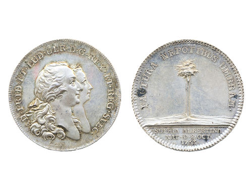 Medals, regal, Sweden. Adolf Fredrik, Hild. 25b, Adolf Fredrik, silver medal, 35 mm, 12.46 g. Obv: Busts of King and Queen facing right, engraved by C.G. Fehrman. Rev: FACTURA NEPOTIBUS UMBRAM above a growing tree, dated 8 OCT 1753. Issued to commemorate the birth of Princess Sophia Albertina. Lustrous example with reflective surfaces; minor handling marks and a small black spot on reverse. 01/0.