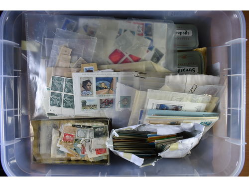 EUROPE. Lot used 1900–2000 in two plastic boxes without stamp mounts. E.g. German year sets 1983–1995, Swedish year sets 1984–1996 with some years missing, Sweden cut pieces, Swedish booklets with face value approx 1000, etc. Huge lot to go through. Good quality. Approx. 15 kg. (5000)