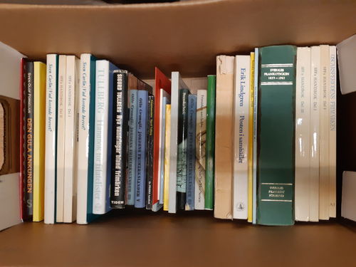Literature. Sweden (mostly) – philately and postal history in five removal boxes, incl. e.g. several old stamp catalogues, several different years of Postens Årtsbok, some semi-modern circulairs, etc., handbooks, SFF publications, Erik Lindgren local postal history books and a lot more. Among the better ones: Sveriges Frankotecken 1855–1963, Svensk Posthistoria, Håndbok over Norges Frimerker in two volumes, One Hundred Years of Icelandic Stamps, etc. Many useful titles, but also strong duplication. The entire lot is presented at www.philea.se. Must be picked up. Approx. 86 kg.