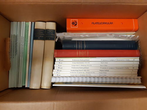 Literature. Sweden (mostly) – philately and postal history in two removal boxes, incl. e.g. Sveriges Frankotecken 1855–1963, Forsell – Svenska Postverkets Historia in two volumes, XpoNAT in seven different volumes, Svensk Posthistoria, Håndbok over Norges Frimerker in two volumes, etc. Many useful titles, but also som duplication. The entire lot is presented at www.philea.se. Approx. 35 kg.