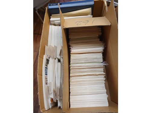 EUROPE. Collection/accumulation mostly used 1900s in two boxes. Incl. FDCs, maxi cards where some has vignettes. One FDC collection from 1936–86 including duplicates in seven binders. Please see a selection of scans at www.philea.se. Good quality. Approx. 23 kg.