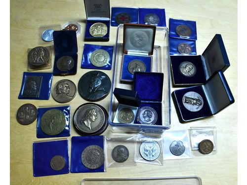 Medals, non-regal, EUROPE. One box with 27 medals in silver and bronze, 1900s, mixed quality.  .
