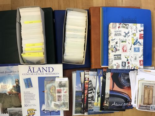 Åland. ★★/★/⊙. Box with 1000s of stamps 1983–2022 incl. much **, 26 year sets, some booklets, Maximi cards and FDCs, etc. Approx. 12 kg.