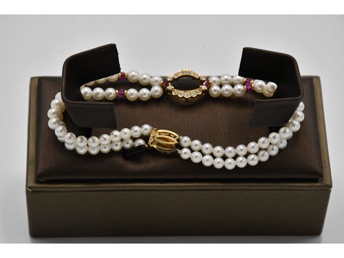 Armband, Other. Cultured pearl bracelet with rubies, diamonds. 18 cm, 0,23 ct W/SI.   Beskrivning på SVENSKA: Odlat pärlarmband med rubiner, diamanter. 18 cm, 0,23 ct W/SI.</i>