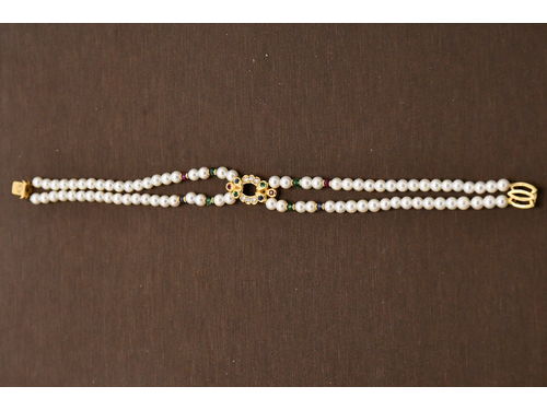 Armband, Other. Cultured pearl bracelet with sapphires, rubies, emeralds. 18 cm, 0,12 ct W/SI.   Beskrivning på SVENSKA: Odlat pärlarmband med safirer, rubiner, smaragder. 18 cm, 0,12 ct W/SI.</i>