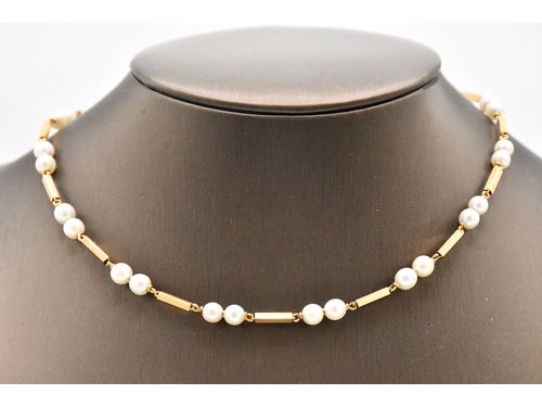 Collier, Other. Classic pearl/rod choker with cultured pearls. 37 cm.   Beskrivning på SVENSKA: Klassisk pärla/stav-collier med odlade pärlor. 37 cm.</i>