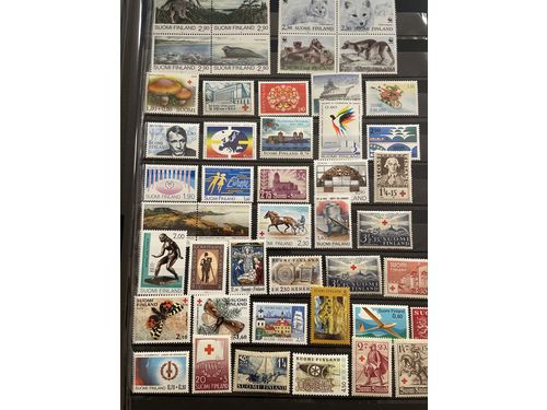 NORDIC COUNTRIES. Collection mostly ★★ 1920–1990 in two albums without stamp mounts. Collection incl. 140 booklets Sweden, the emphasis is on mint never hinged Finland. Fine quality. Approx. 5 kg. (1800)