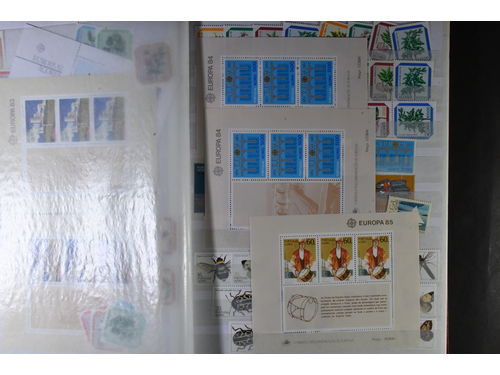 Portugal, Azores. Collection/accumulation mostly ★★ 1965–2000 in two stockbooks. MNH stamps, sets, series and mini sheets. Many CEPT issues. Comprehensive but disorganized. Please see a selection of scans at www.philea.se. Excellent quality.