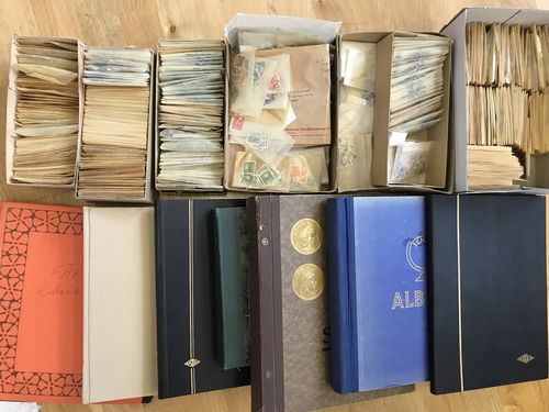 Sweden. Used. Box with 1000s of stamps Circle types–modern in albums and glassine envelopes. Also some covers and FDCs and various other countries in three albums incl. coll. in Schaubek album, etc. Approx. 14 kg.