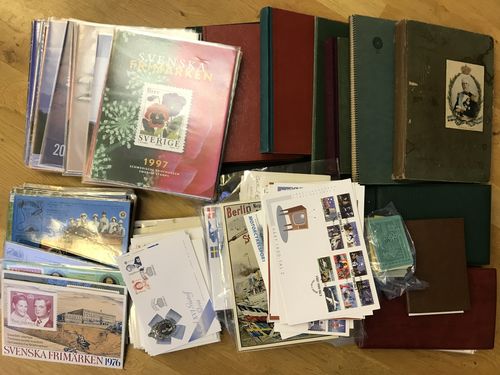 Sweden. Year sets. 30 different cpl. 1976–2005, face value approx. 11000. Also album with old postcards, bundles with FDCs, stamps in six albums incl. also other countries. Approx. 14 kg.