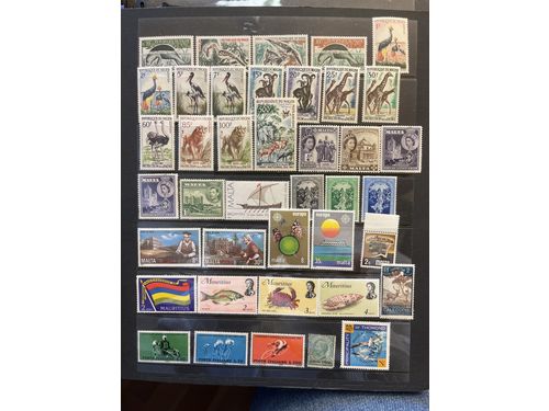 ALL WORLD. Lot ★★ in two albums with ca. 2000 stamps, e.g. a lot of stamps from GB and with thematics. Mostly modern sets and souv. sheets.